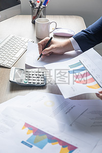 商務(wù)男士制作財(cái)務(wù)報(bào)表