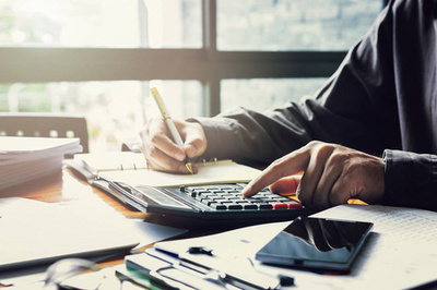 管理員業務人財務總監和局長的報告