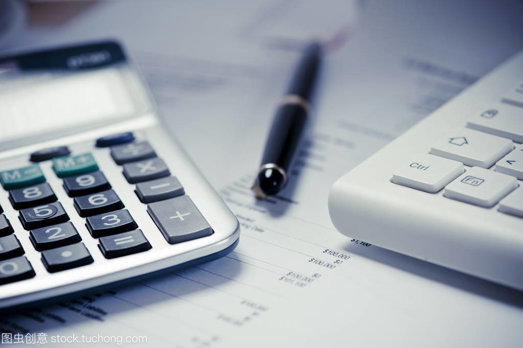 筆和計算器上的財務文檔