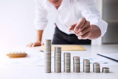 工作在圖表文檔中的商人財務報告和分析計算成本與計算器在辦公桌和其他對象周圍, 頂部視圖工作區(qū)和空白屏幕智能手機